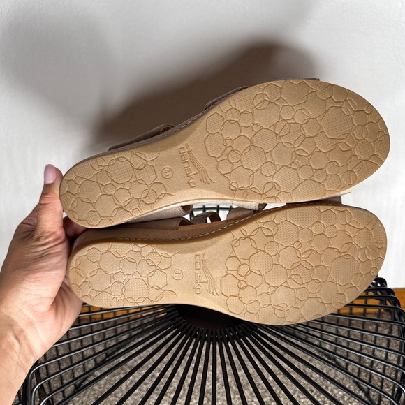 Dansko Angela Sandals Metallic Sand Size 10.5 Wedge Heel Excellent Condition - Picture 6 of 8